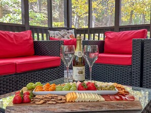 Screened-in outdoor lounge area!


*Food in photo is for staging purposes only*