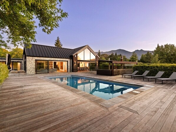 Arrowtown Retreat luxury holiday home with swimming pool