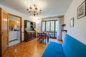 Leaving/dining room