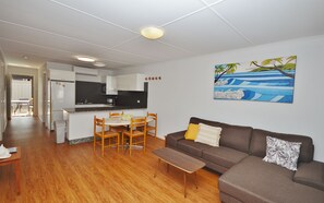 HOLIDAY HAVEN - Kalbarri Accommodation Service - Lounge/Dining