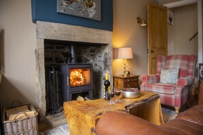 Scala Glen Cottage, Hebden: Relax after a walk in the comfortable sitting room