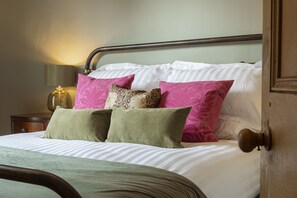 Scala Glen Cottage, Hebden: Gorgeous master bedroom with king-size bed