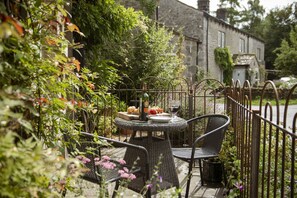 Scala Glen Cottage, Hebden: Outside patio area