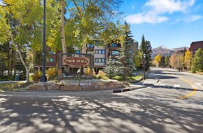 The view of the outside of Park Place condo complex, located in a ideal area surrounded by trees and mountain views.