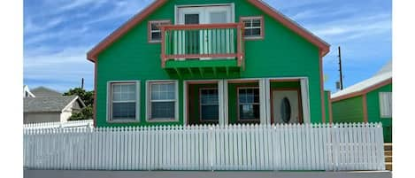 Front  : sit on porch or walk out on balcony look out over the sea of Abaco !