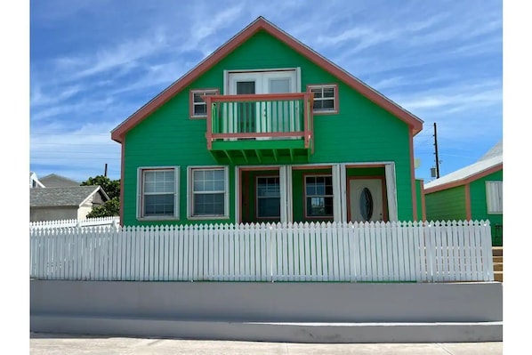 Front  : sit on porch or walk out on balcony look out over the sea of Abaco !