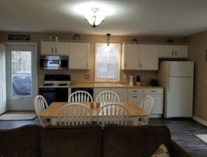Fully equipped kitchen with seating for 6