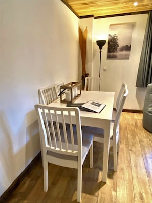 Dining Table
Extending 6-8 people