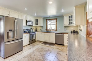 Kitchen | Drip Coffee Maker | Dishwasher | Blender | 1st Floor