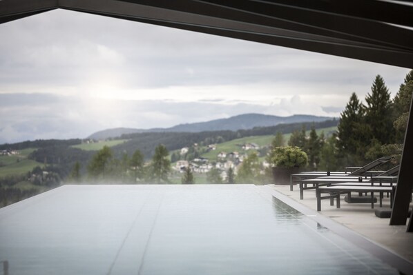 Infinity pool