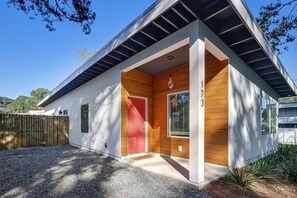 Welcome to Light & Bright! - Contemporary, sleek 2022 construction located in the up and coming West King district 1.9-miles from the historic downtown with the top historic sights, the hottest bars & local award-winning restaurants.