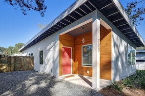 Welcome to Light & Bright! - Contemporary, sleek 2022 construction located in the up and coming West King district 1.9-miles from the historic downtown with the top historic sights, the hottest bars & local award-winning restaurants.