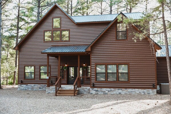 Brand new Modern Farmhouse Cabin in Lost Creek