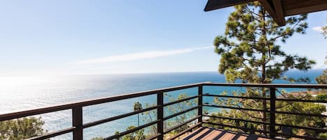 Back deck w/panoramic ocean views
