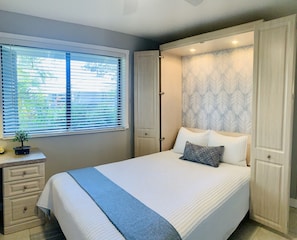 Multipurpose room: Queen size Murphy Bed with office. Smart TV in Room