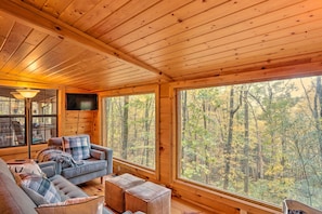 Living Room | Smart TV | Wood-Burning Fireplace (Firewood Not Provided)