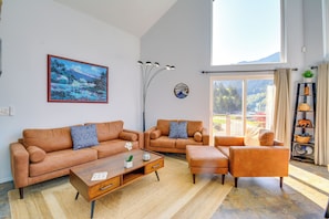 Living Room | Smart TV | Free WiFi