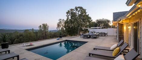 Welcome to The Great Yosemite Retreat at Hilltop! 100% privacy, with pool and gorgeous mountain views.