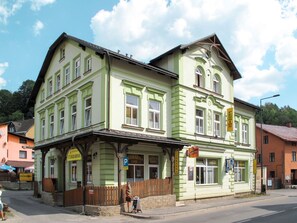 Wolke, Himmel, Fenster, Gebäude, Die Architektur, Haus, Tür, Wohngebiet, Grundeigentum, Fassade