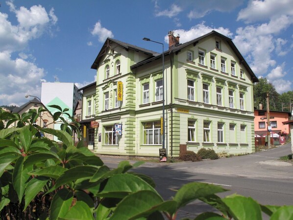 Wolke, Himmel, Pflanze, Gebäude, Fenster, Haus, Wohngebiet, Fassade, Baum, Stadt