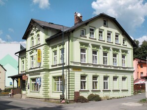 Himmel, Wolke, Pflanze, Eigentum, Fenster, Gebäude, Fassade, Haus, Dach, Stadt