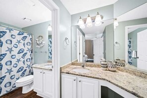 Spacious Ensuite Master bath 
