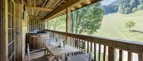 Bergwiesen-Chalet-Suite 80qm, 2 Schlafzimmer, Wohnraum mit Küche, Kamin und Bad mit Sauna, Balkon mit Whirlpool-Whirlpool