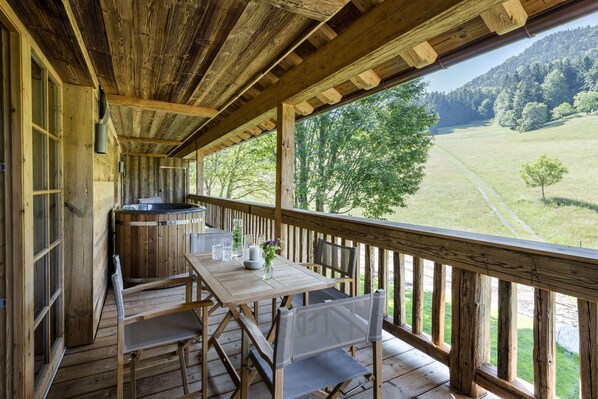 Bergwiesen-Chalet-Suite 80qm, 2 Schlafzimmer, Wohnraum mit Küche, Kamin und Bad mit Sauna, Balkon mit Whirlpool-Whirlpool