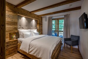 Bergwiesen-Chalet-Suite 80qm, 2 Schlafzimmer, Wohnraum mit Küche, Kamin und Bad mit Sauna, Balkon mit Whirlpool-Schlafzimmer