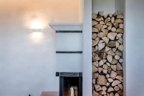 Gipfelglück-Chalet-Suite mit 60qm, Schlafzimmer, Wohnraum mit Küche und Bad mit Sauna-Gipfelglück Chalet Kamin