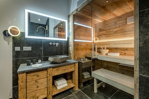 Seeleben-Chalet-Suite 100qm, 2 Schlafzimmer, Wohnraum mit Küche, Kamin und Bad mit Sauna, Terrasse mit Whirlpool-Sauna