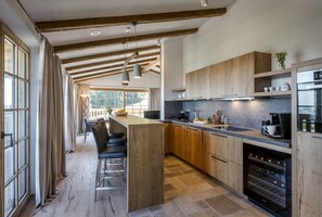 Seeleben-Chalet-Suite 100qm, 2 Schlafzimmer, Wohnraum mit Küche, Kamin und Bad mit Sauna, Terrasse mit Whirlpool-Küche