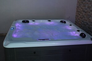 Indoor spa tub