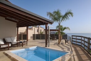 Stimulating pool surroundings with wonderful sea views.