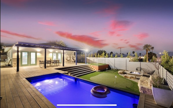 Welcome to Casa Cosmos. Come and enjoy this amazing yard with so much to do!