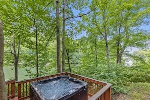 The brand new hot tub overlooks the lake!
