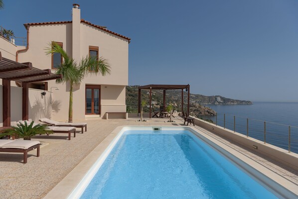 Iconic pool settings, featuring spectacular sea views. 