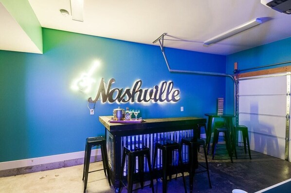 Explore this stylish Nash retreat—where Downtown Nashville nightlife meets your private getaway. Perfect for bachelorette parties or family reunions, it offers a unique space for laughter, cocktails, and unforgettable memories. Gather your group and enjoy fun in Music City!