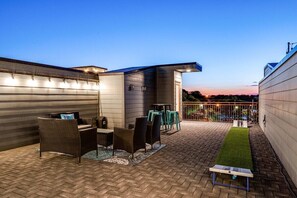 Elevate your Nashville stay with this stunning rooftop retreat! Perfect for groups, unwind under the stars with breathtaking skyline views. Ideal for bachelorette parties or family reunions, this luxury oasis combines chic decor and vibrant energy!