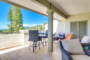 Whether it's coffee at dawn or cocktails at dusk, this lanai sets the scene for memories made in timeless Maui style     KGV-17T5
