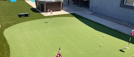 Private 3 hole putting green!