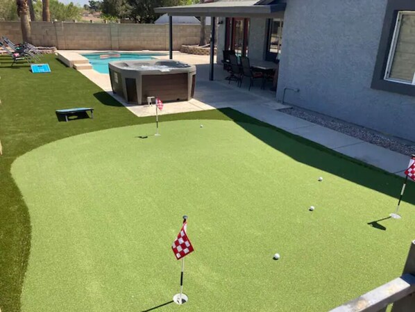 Private 3 hole putting green!