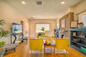 Living Room | Free WiFi | Central A/C | Twin Rollaway Bed Available
