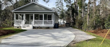 Large driveway for multiple vehicles and/or boats
