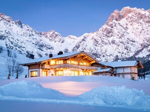 Snow, Sky, Mountain, Building, Nature, Azure, Slope, House, Natural Landscape, Freezing