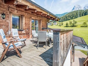 Himmel, Gebäude, Wolke, Eigentum, Pflanze, Fenster, Holz, Veranda, Die Architektur, Interior Design