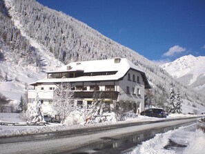 Cielo, Nieve, Montaña, Edificio, Nube, Pendiente, Ventana, Árbol, Casa, Tierras Altas