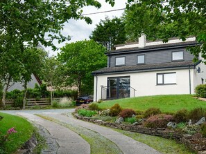 Plante, Bâtiment, Fenêtre, Arbre, Maison, Herbe, Lot Terre, Surface De La Route, Ciel, Chalet