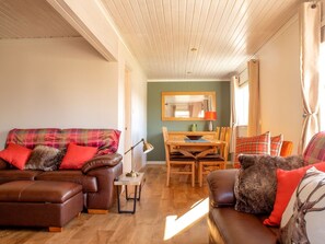 Möbel, Eigentum, Tabelle, Komfort, Holz, Gebäude, Orange, Beleuchtung, Interior Design, Wohnzimmer