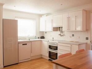 Cabinetry, Sinken, Countertop, Möbel, Spüle, Küche, Fenster, Holz, Herd, Interior Design
